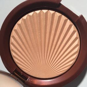 BNIB LE ESTEE LAUDER BG ILLUMINATING POWDER GELÉE